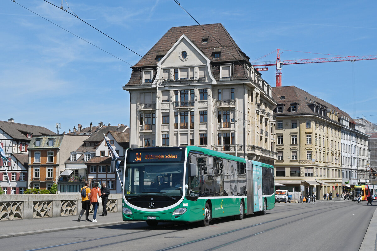 Mercedes Citaro 7019, auf der Linie 34, �berquert am 27.04.2026 die Mittlere Rheinbr�cke. Aufnahme Basel.