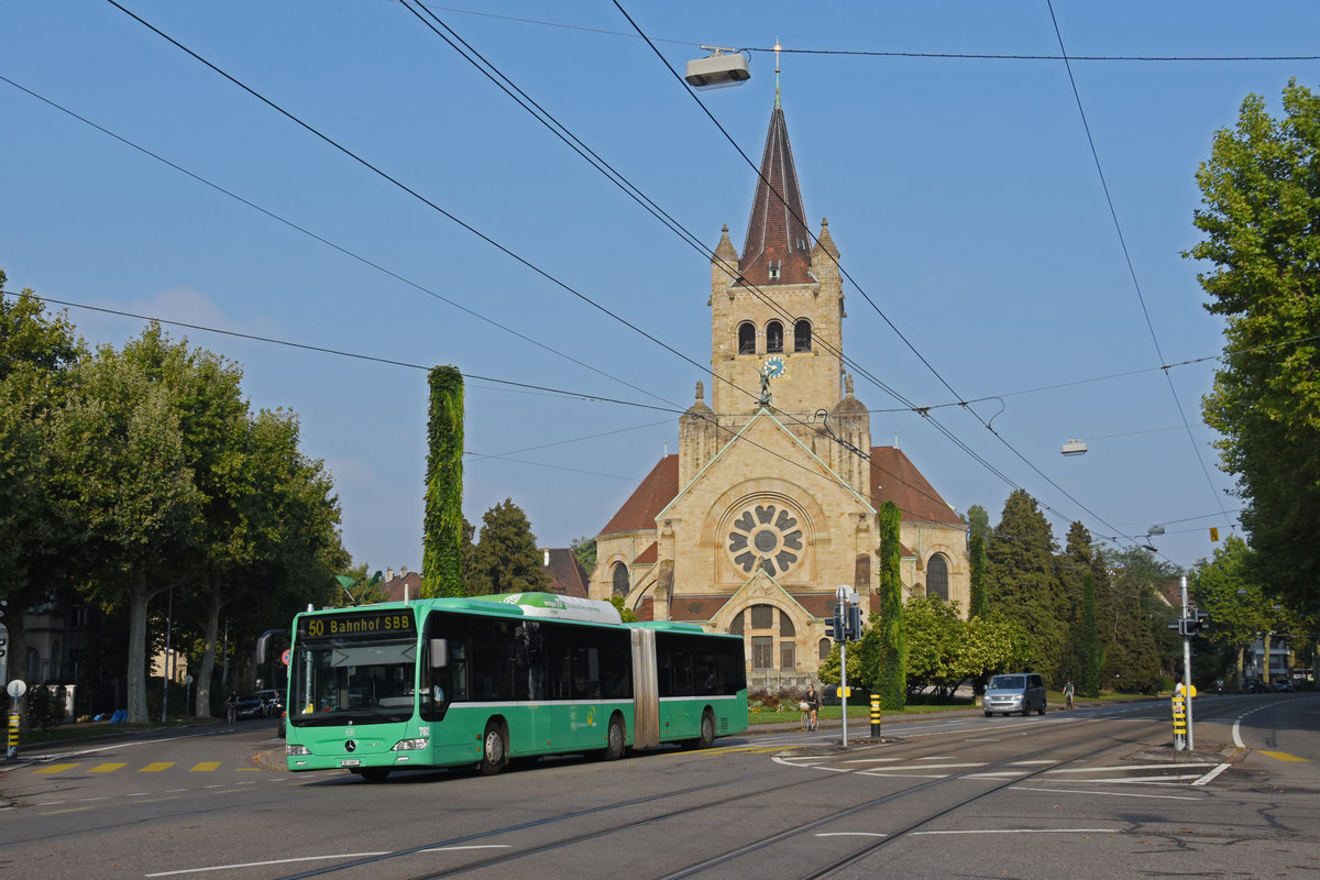 Mercedes Citaro 702, auf der Linie 50, fährt am 17.09.2020 zur Endstation am Bahnhof SBB. Im Hintergrund steht die Pauluskirche.