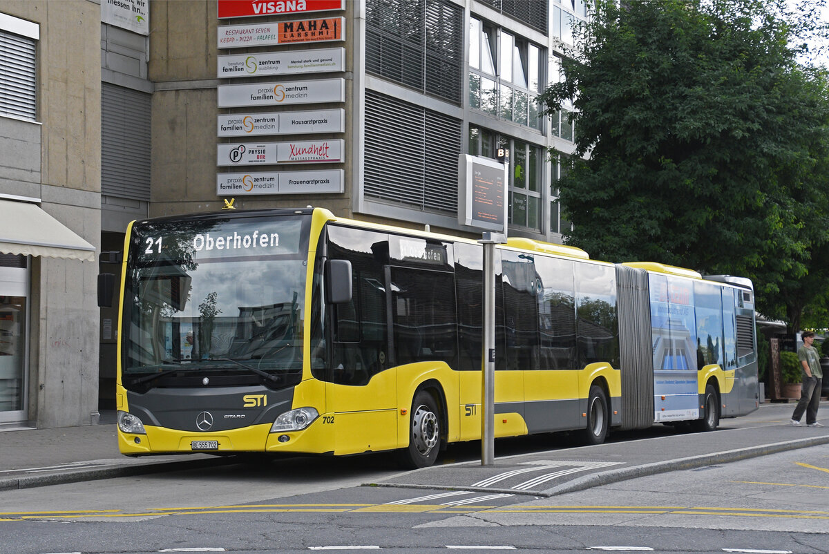 Mercedes Citaro 702 der STI, auf der Linie 21, wartet am 30.07.2025 an der Endstation beim Bahnhof Thun.