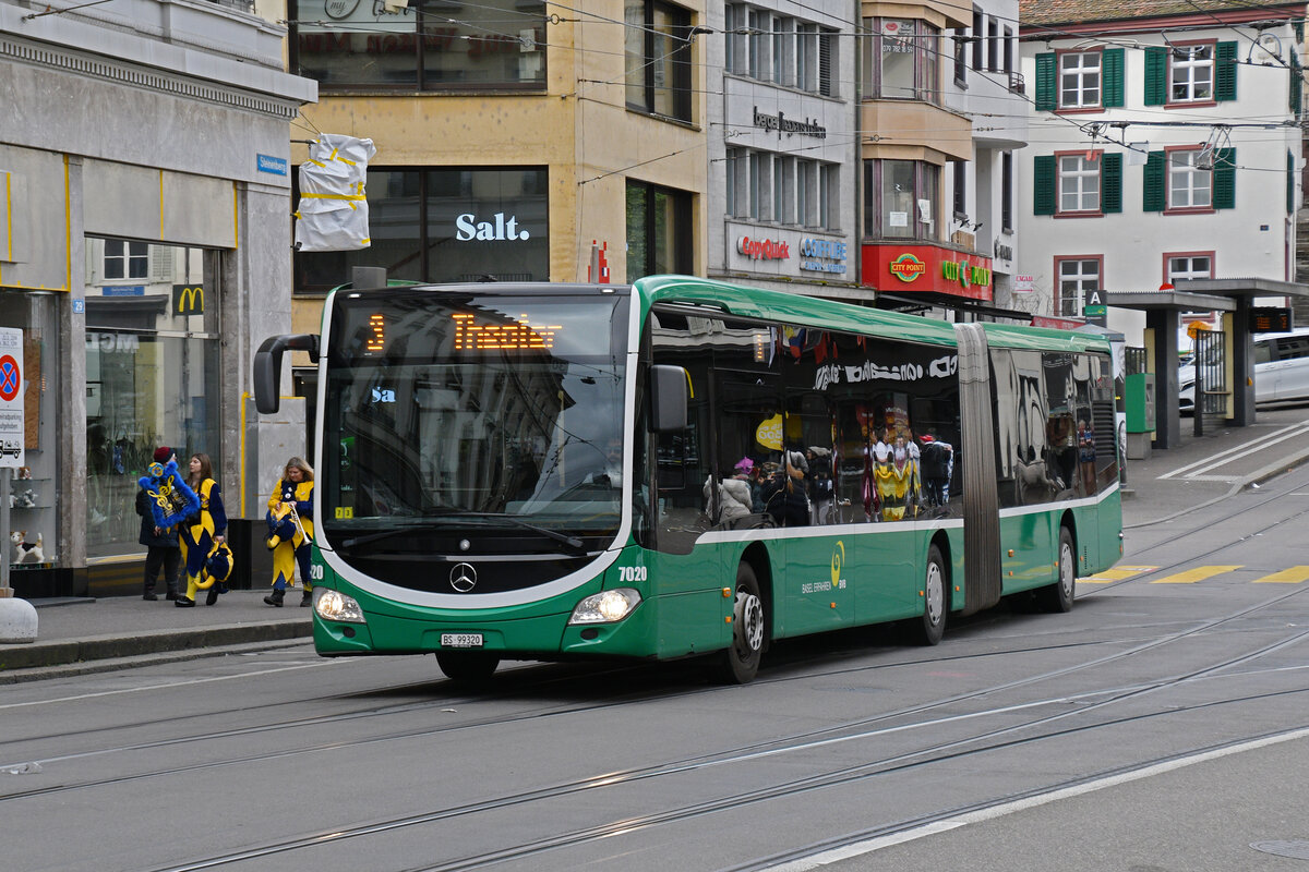 Mercedes Citaro 7020, auf der Tramersatzlinie 3, verlässt am 23.02.2026 die Haltestelle Barfüsserplatz. Aufnahme Basel.