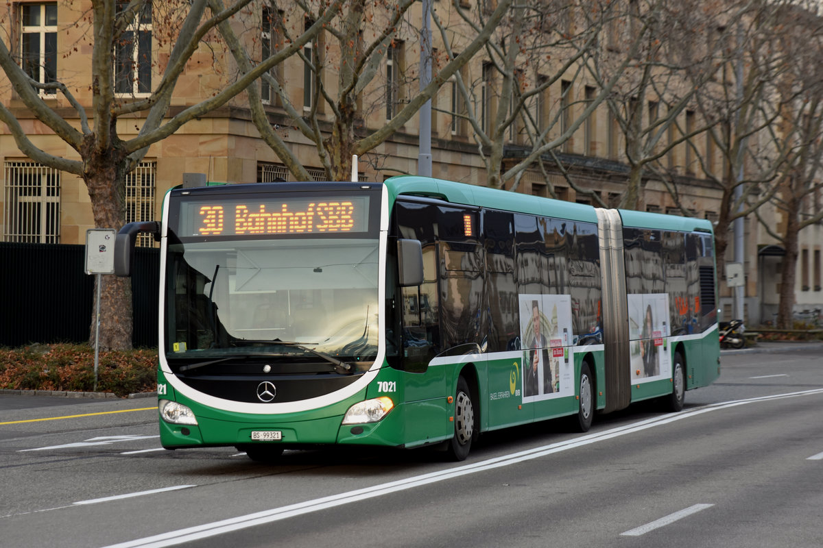 Mercedes Citaro 7021, auf der Linie 30, fährt zur Endstation am badischen Bahnhof. Die Aufnahme stammt vom 28.12.2018.
