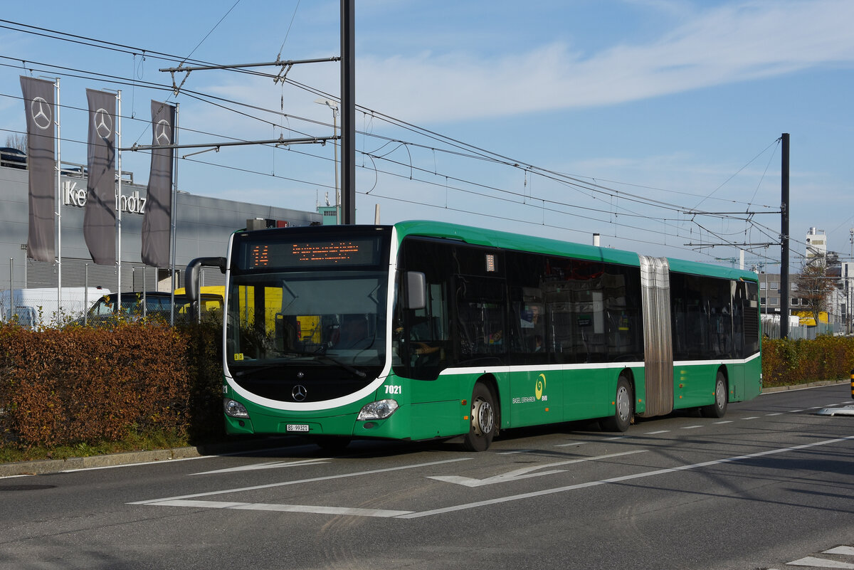 Mercedes Citaro 7021, auf der Tramersatz Linie 14, bedient am 10.11.2025 die Haltestelle Lachmatt. Aufnahme Pratteln.