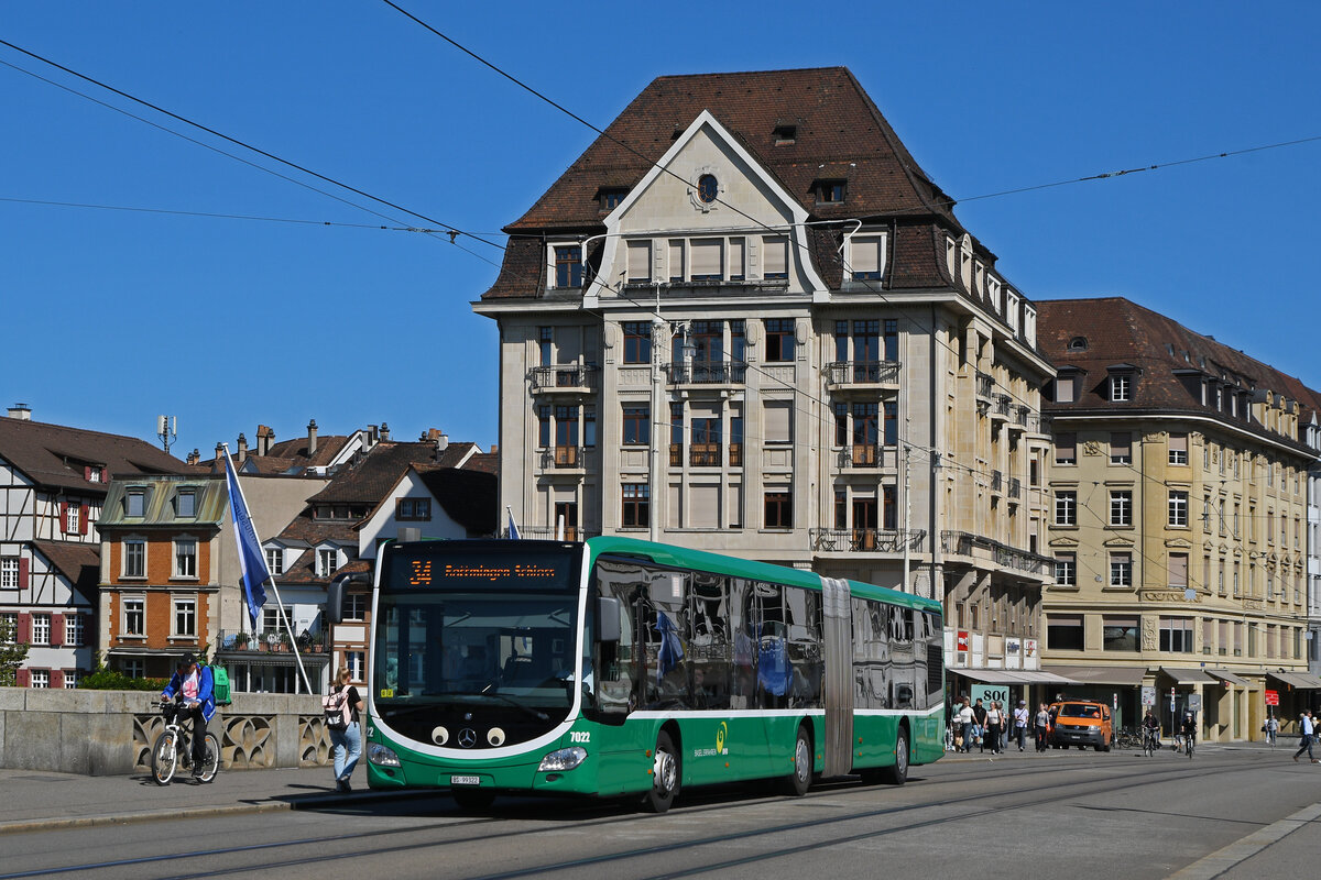 Mercedes Citaro 7022, auf der Linie 34, überquert am 18.09.2025 die Mittlere Rheinbrücke. Aufnahme basel.