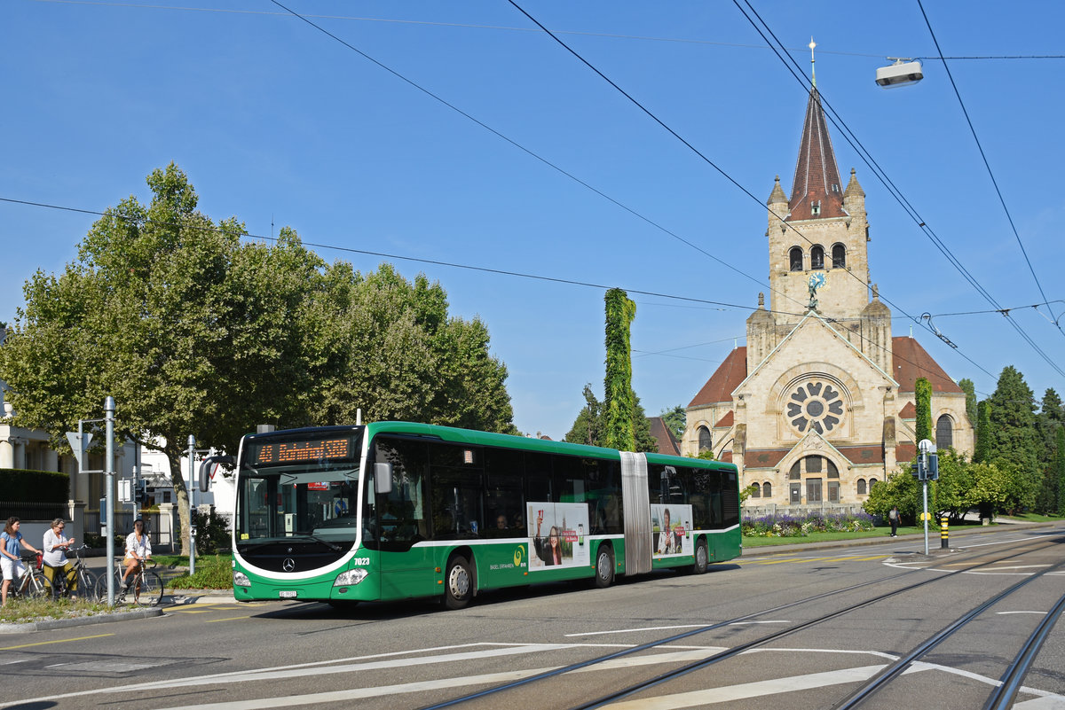 Mercedes Citaro 7023, auf der Linie 48, fährt zur Endstation am Bahnhof SBB. Im Hintergrund steht die Paulus Kirche. Die Aufnahme stammt vom 27.08.2019.