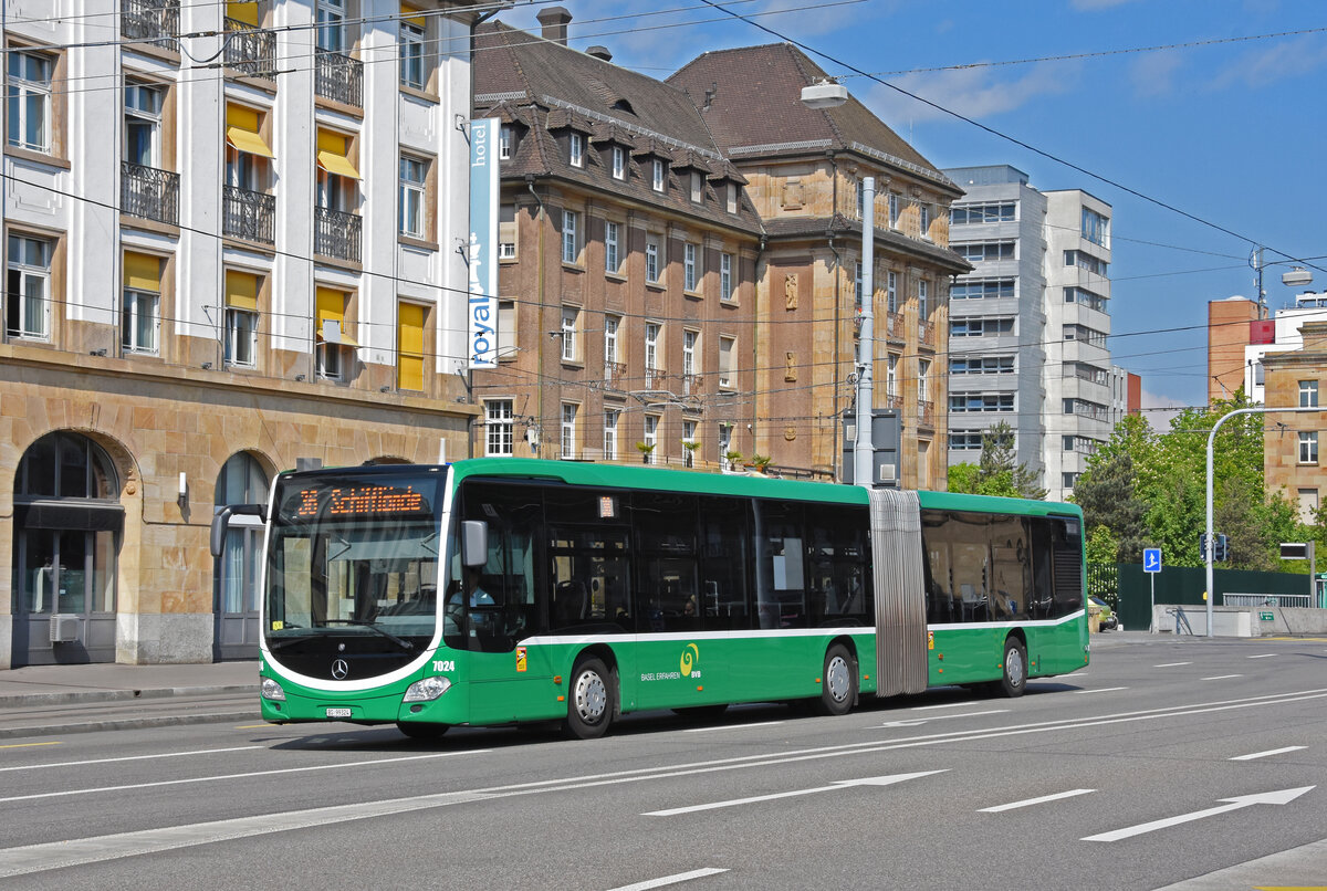 Mercedes Citaro 7024, auf der Linie 36, verlässt die Haltestelle beim badischen Bahnhof. Die Aufnahme stammt vom 03.05.2022.
