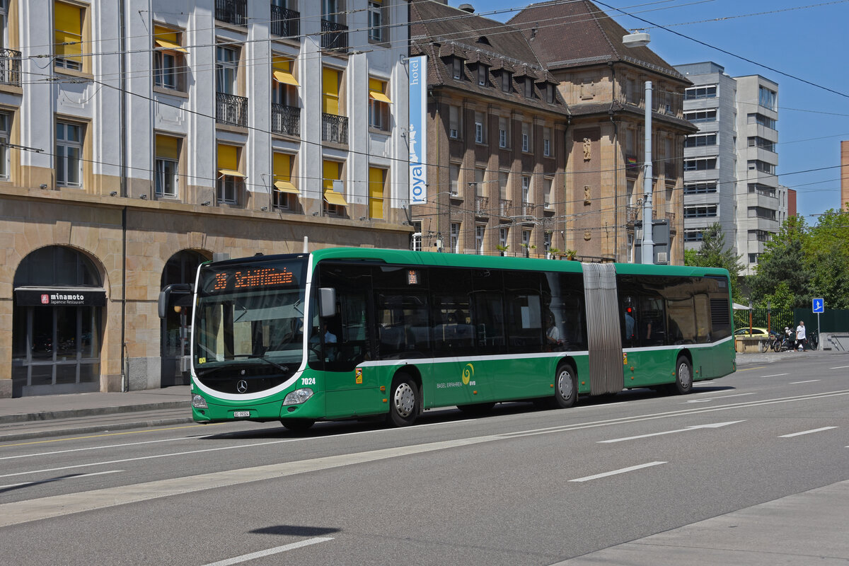 Mercedes Citaro 7024, auf der Linie 36, verlässt die Haltestelle am badischen Bahnhof. Die Aufnahme stammt vom 23.06.2022.