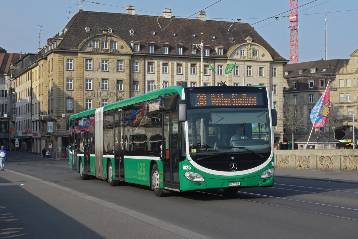 Mercedes Citaro 7025, auf der Linie 38, überquert die Mittlere Rheinbrücke. Die Aufnahme stammt vom 28.03.2020.