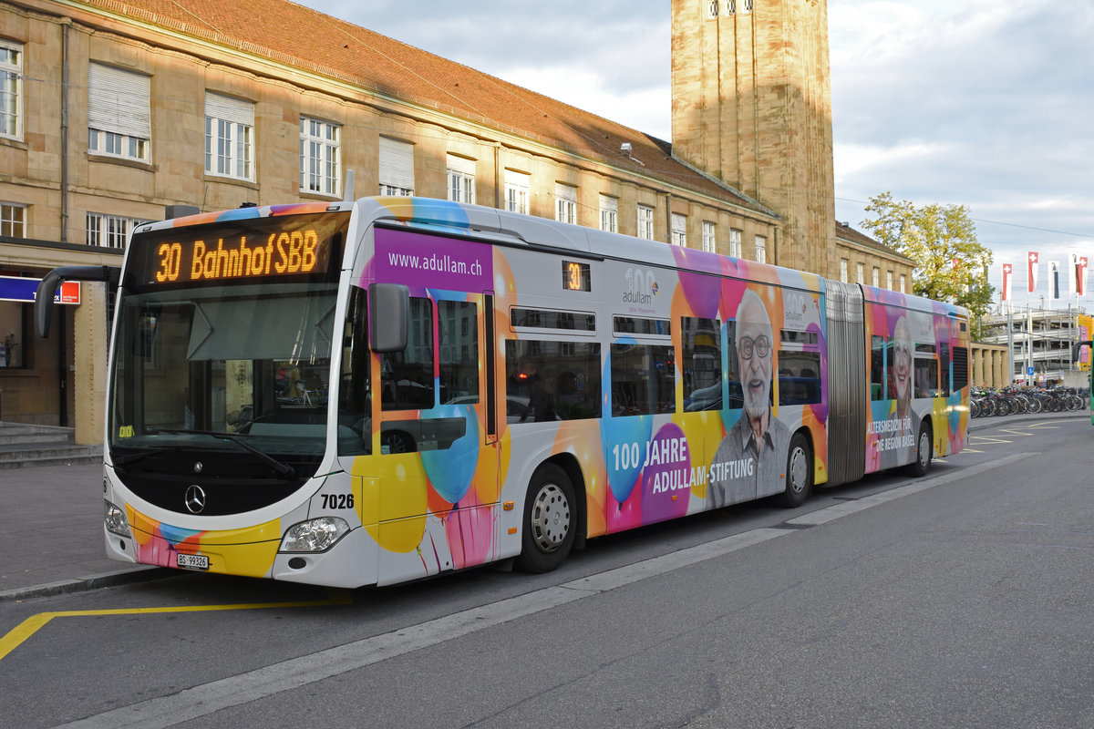 Mercedes Citaro 7026 mit der Werbung für 100 Jahre Adullam-Stiftung, auf der Linie 30, wartet an der Endstation am badischen Bahnhof. Die Aufnahme stammt vom 15.05.2019.