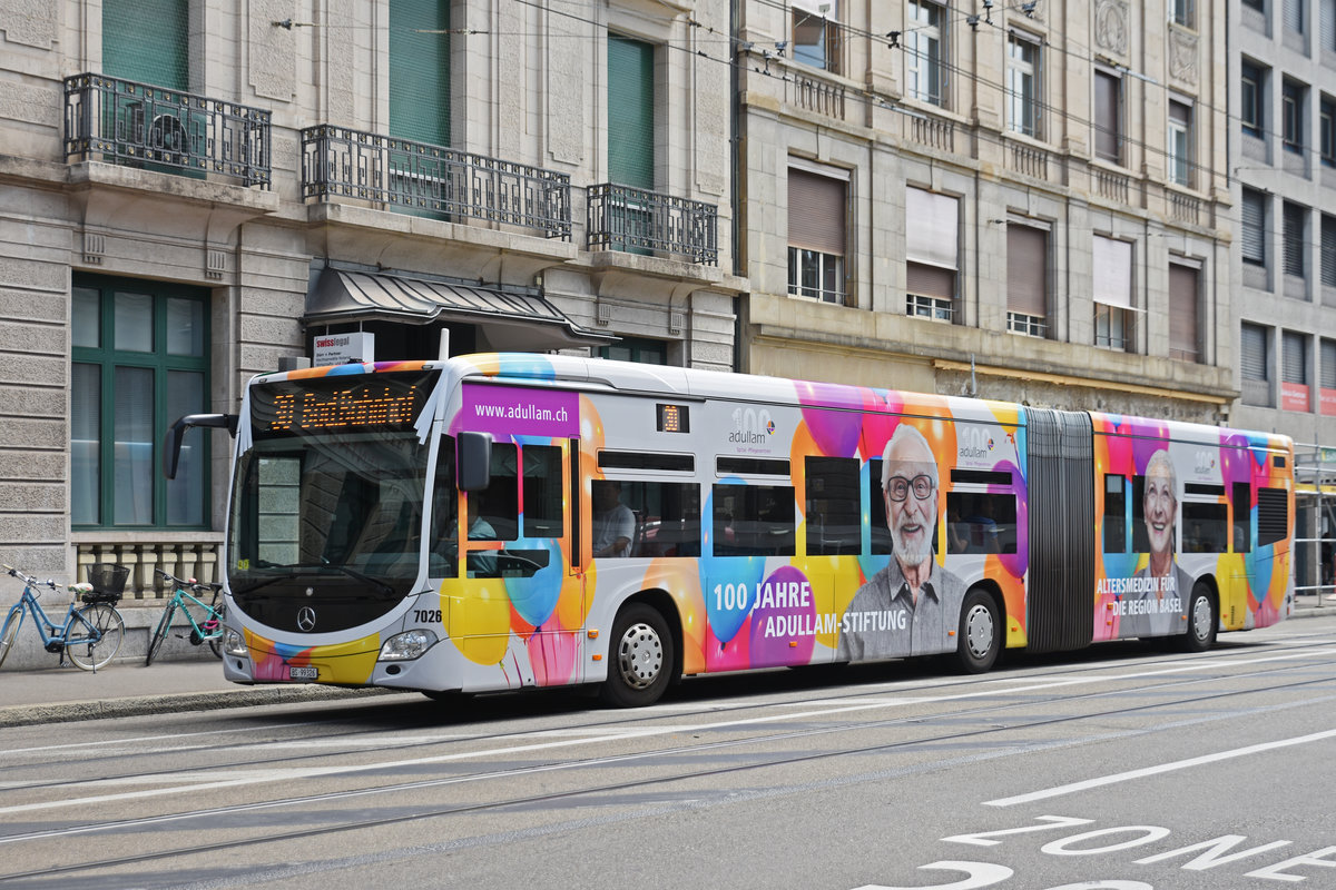 Mercedes Citaro 7026 mit der Werbung für 100 Jahre Adullam-Stiftung, auf der Linie 30, verlässt die Endstation am Bahnhof SBB. Die Aufnahme stammt vom 02.07.2019.