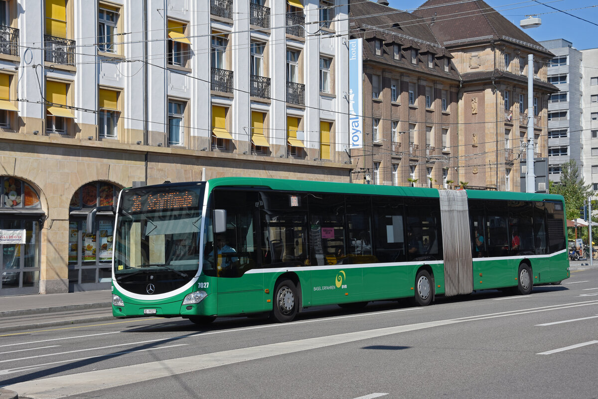 Mercedes Citaro 7027, auf der Linie 36, verlässt die Haltestelle am badischen Bahnhof. Die Aufnahme stammt vom 25.08.2022.