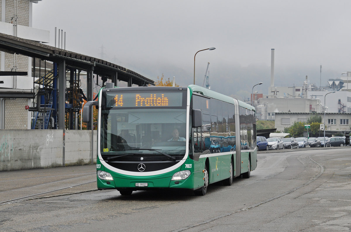 Mercedes Citaro 7027 steht als Tramersatz auf der Linie 14 im Einsatz. Hier fährt der Bus Richtung Bahnhof Pratteln. Die Aufnahme stammt vom 26.10.2016.