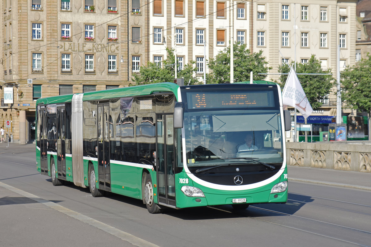 Mercedes Citaro 7028, auf der Linie 34, überquert die Mittlere Rheinbrücke. Die Aufnahme stammt vom 02.06.2018.