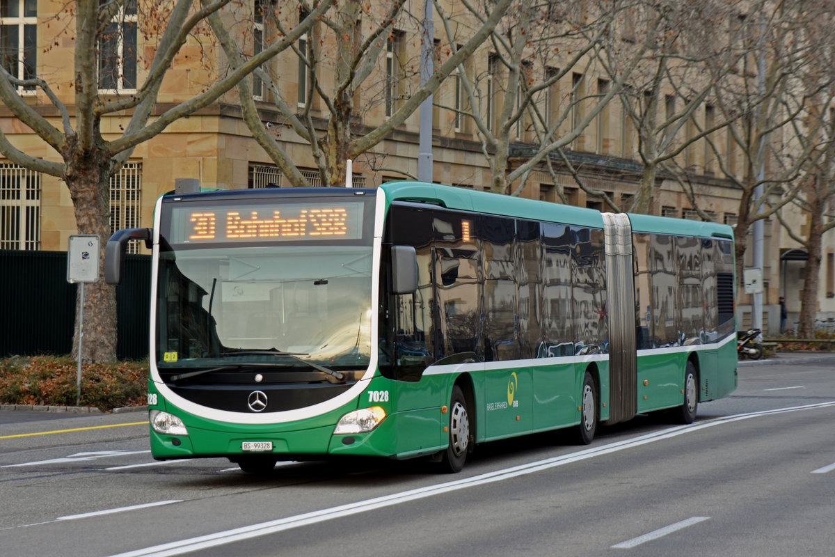 Mercedes Citaro 7028, auf der Linie 30, fährt zur Endstation am badischen Bahnhof. Die Aufnahme stammt vom 28.12.2018.