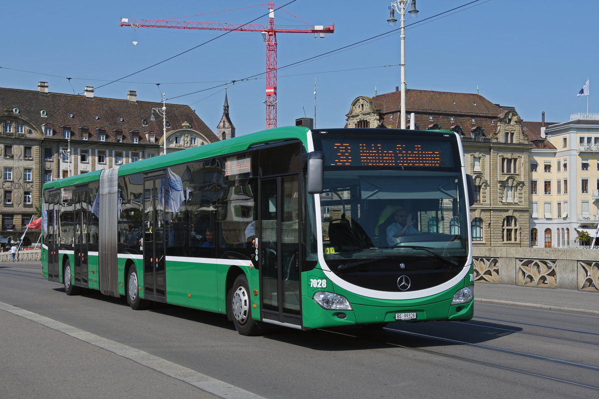 Mercedes Citaro 7028, auf der Linie 38, überquert die Mittlere Rheinbrücke. Die Aufnahme stammt vom 04.07.2019.
