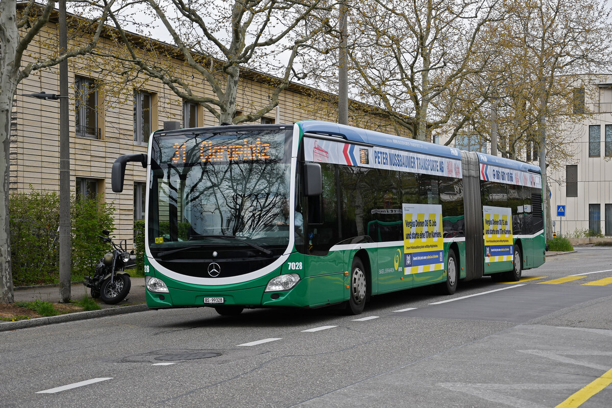 Mercedes Citaro 7028, auf der Linie 31, fährt am 18.04.2023 zur Haltestelle Friedhof am Hörnli.