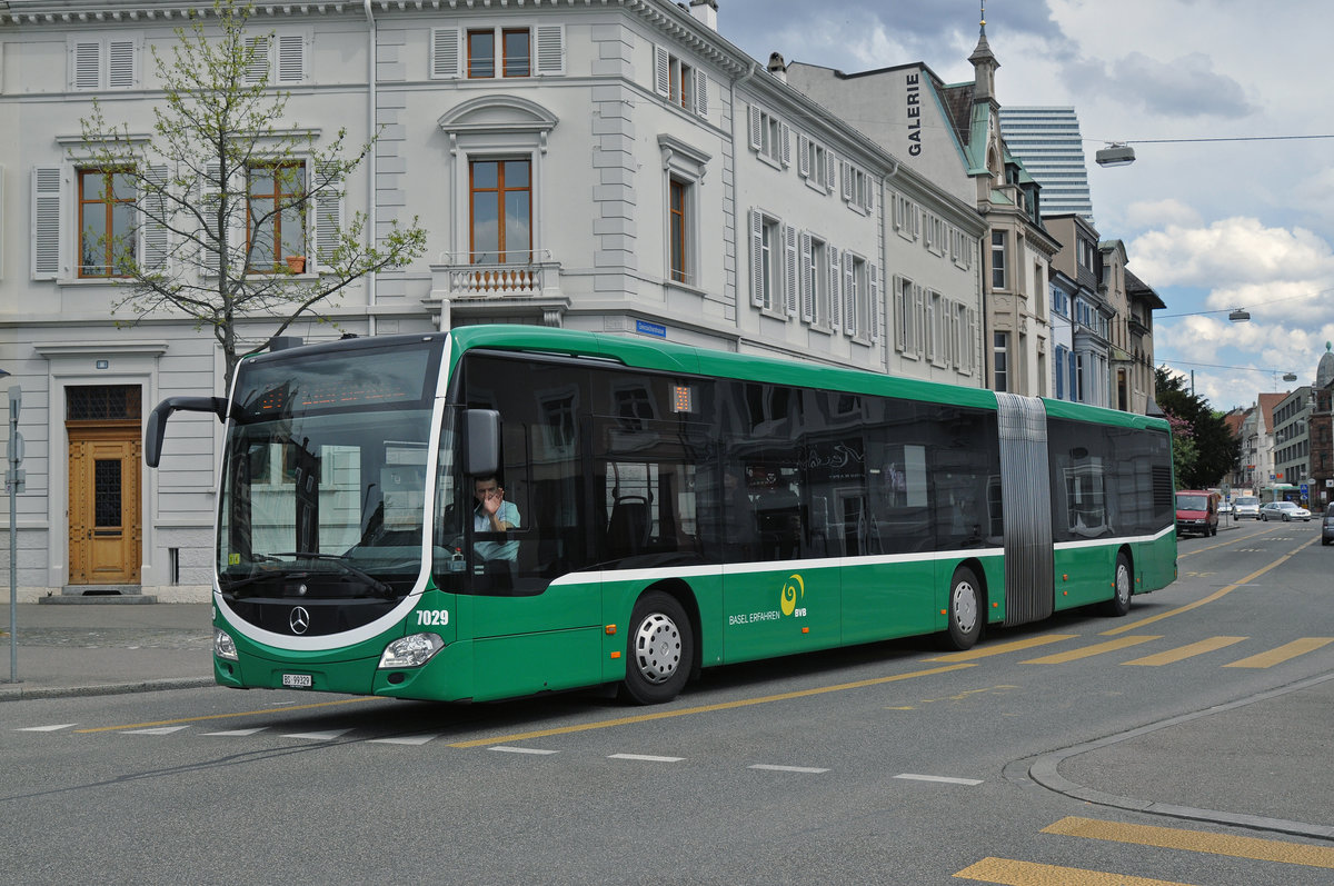 Mercedes Citaro 7029, auf der Linie 31, fährt zur Haltestelle am Wettsteinplatz. Die Aufnahme stammt vom 12.04.2016.