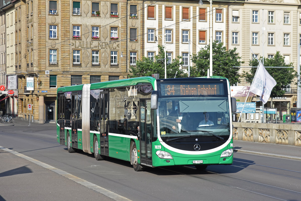 Mercedes Citaro 7029, auf der Linie 34, überquert die Mittlere Rheinbrücke. Die Aufnahme stammt vom 02.06.2018.