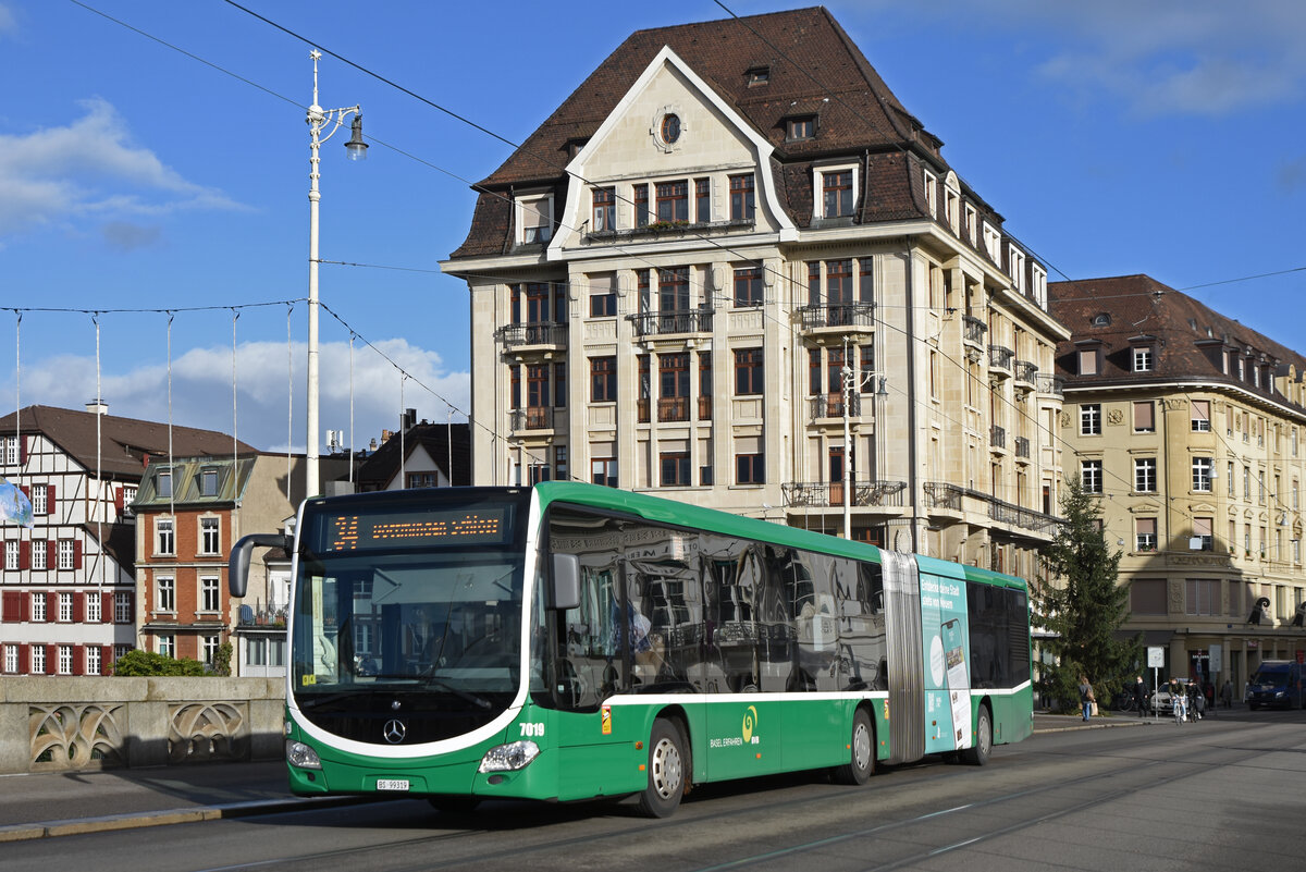 Mercedes Citaro 7029, auf der Linie 34, überquert am 24.11.2022 die Mittlere Rheinbrücke.