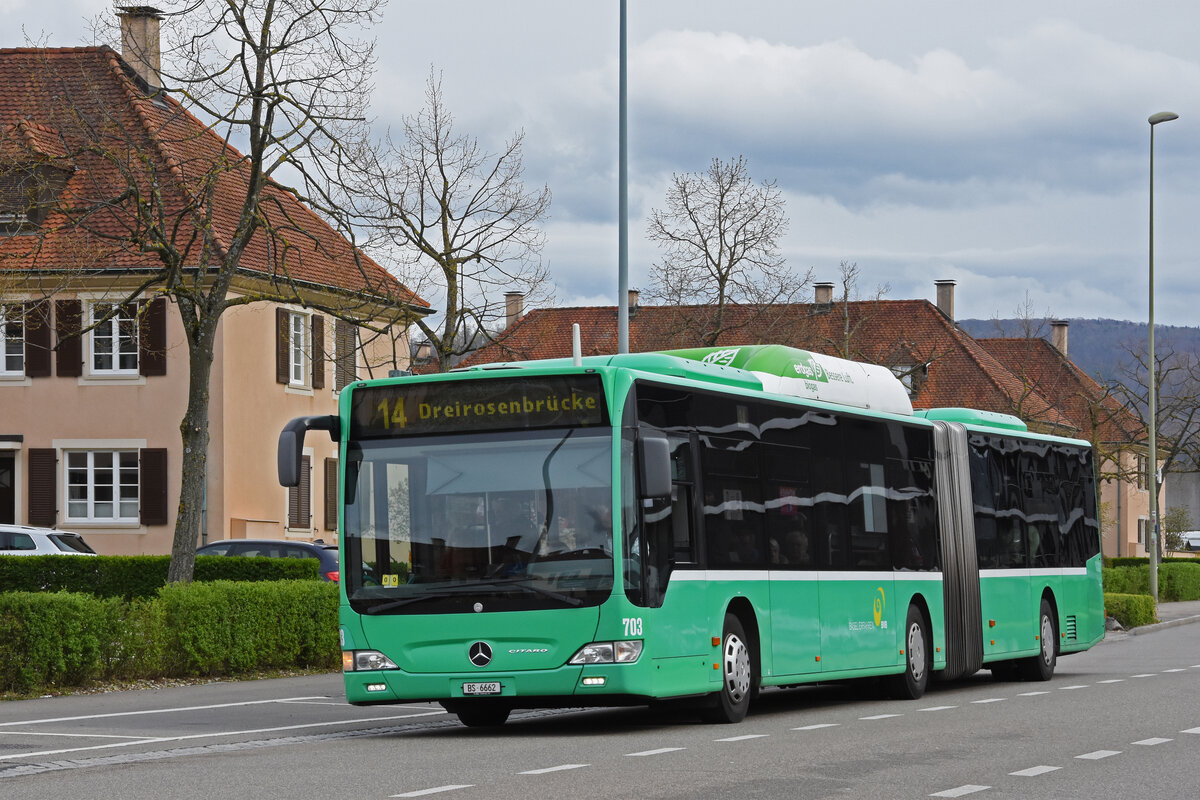 Mercedes Citaro 703, auf der Tramersatzlinie 14, die wegen einer Grossbaustelle nicht mit Tramzügen fahren kann, fährt am 11.04.2023 zur Provisorischen Haltestelle Freidorf.