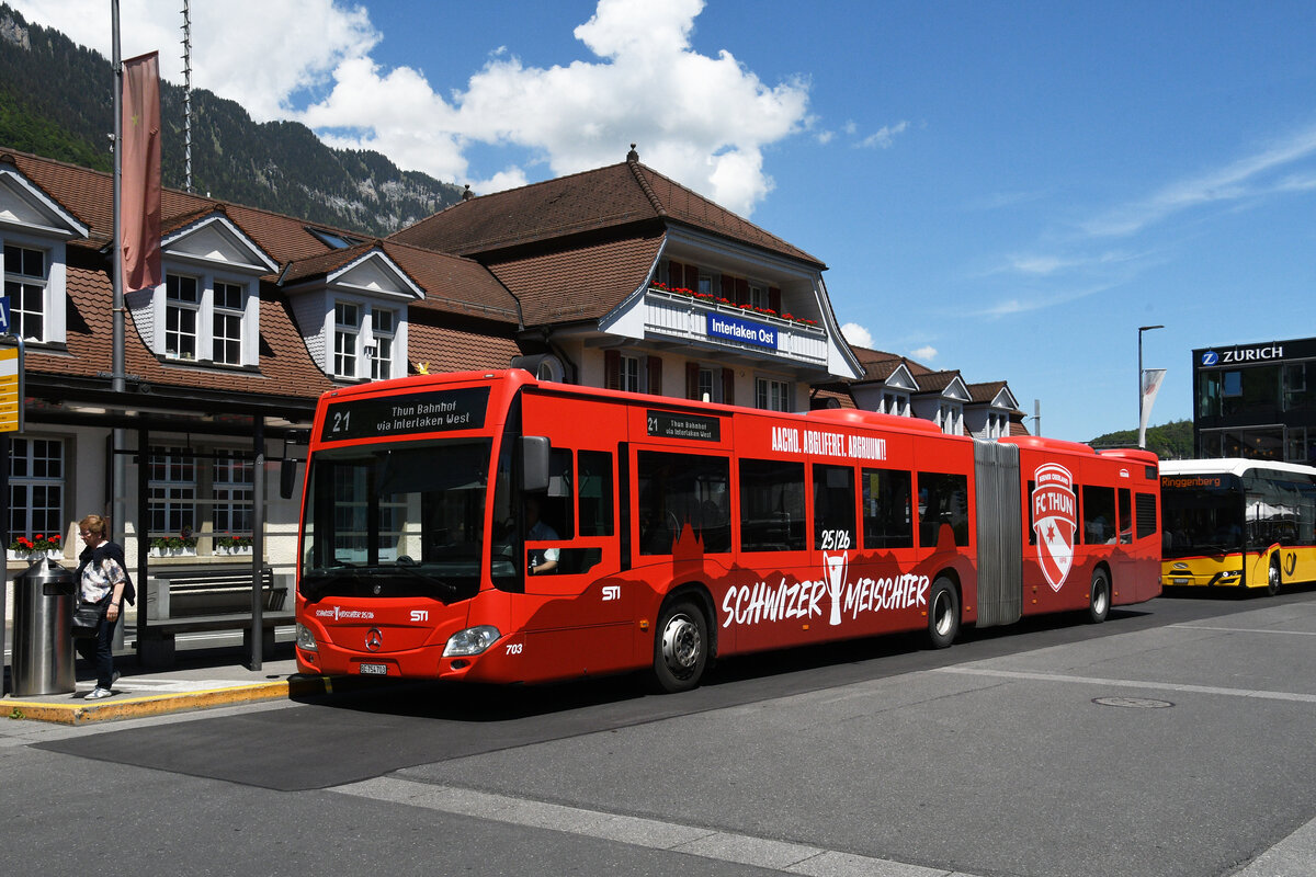 Mercedes Citaro 703 der STI mit der Werbung f�r den Schweizer Meister Titel des FC Thun, auf der Linie 21, wartet am 22.05.2026 an der Endstation beim Bahnhof Interlaken Ost.