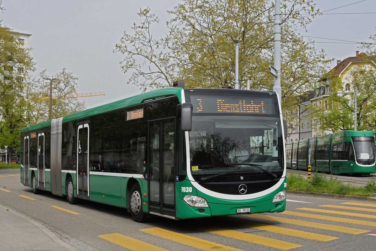 Mercedes Citaro 7030 fährt am 08.04.2024 als Tramersatz auf der Linie 3, die wegen einer Grossbaustelle am Steinenberg nicht Richtung Barfüsserplatz fahren kann. Hier wendet der Bus am Kannenfeldplatz.