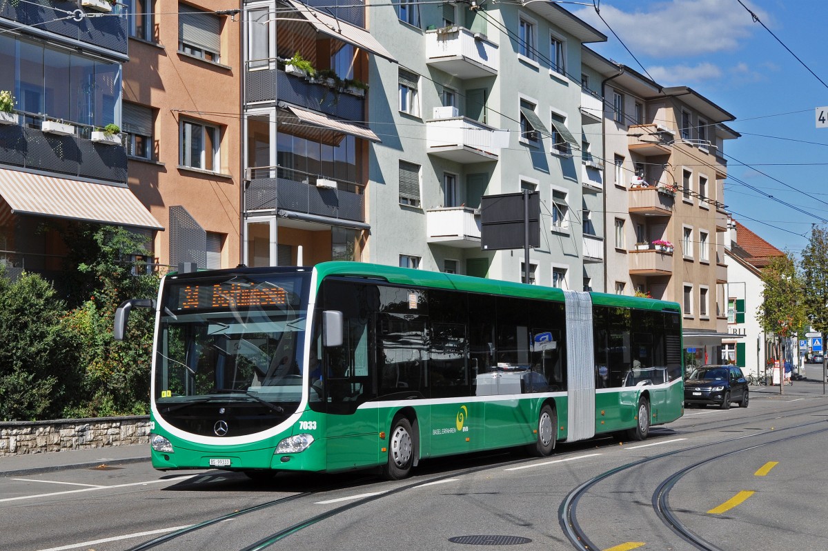 Mercedes Citaro 7033 auf der Linie 34 fährt zur Haltestelle beim Kronenplatz in Binningen. Die Aufnahme stammt vom 28.09.2015.