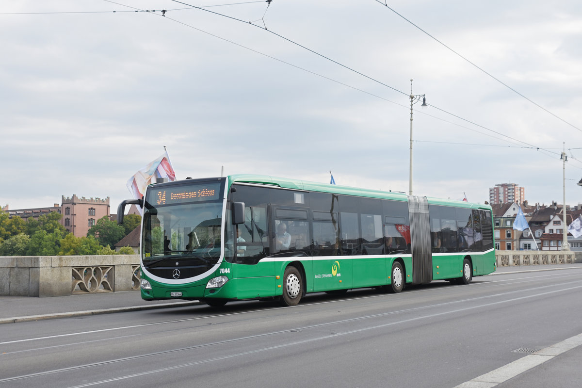 Mercedes Citaro 7033, auf der Linie 34, überquert die Mittlere Rheinbrücke. Die Aufnahme stammt vom 08.08.2018.