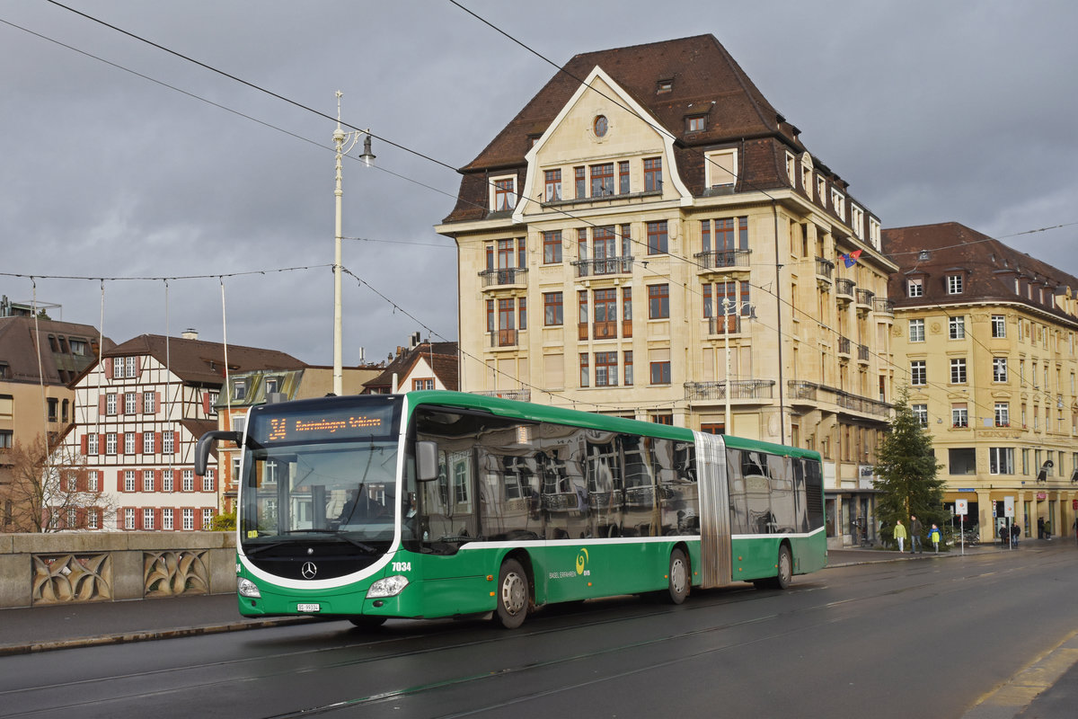 Mercedes Citaro 7034, auf der Linie 34, überquert die Mittlere Rheinbrücke. Die Aufnahme stammt vom 09.12.2018.