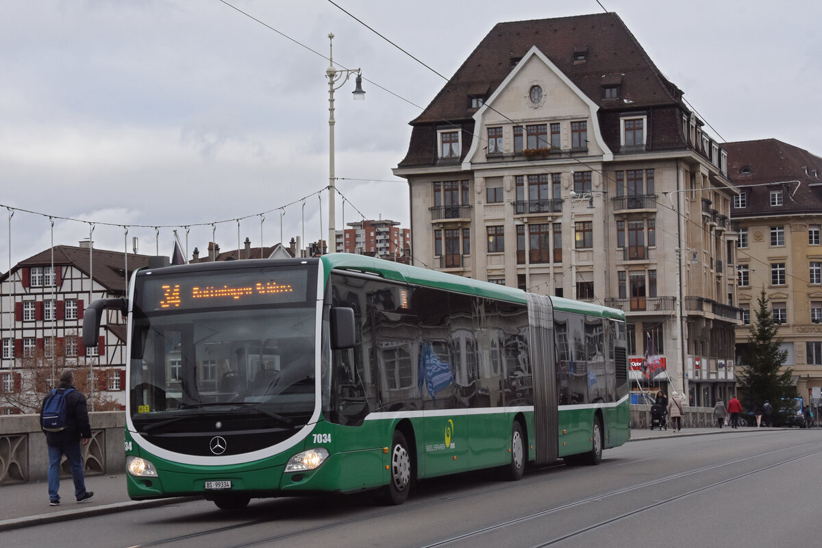 Mercedes Citaro 7034, auf der Linie 34, überquert die Mittlere Rheinbrücke. Die Aufnahme stammt vom 17.11.2021.