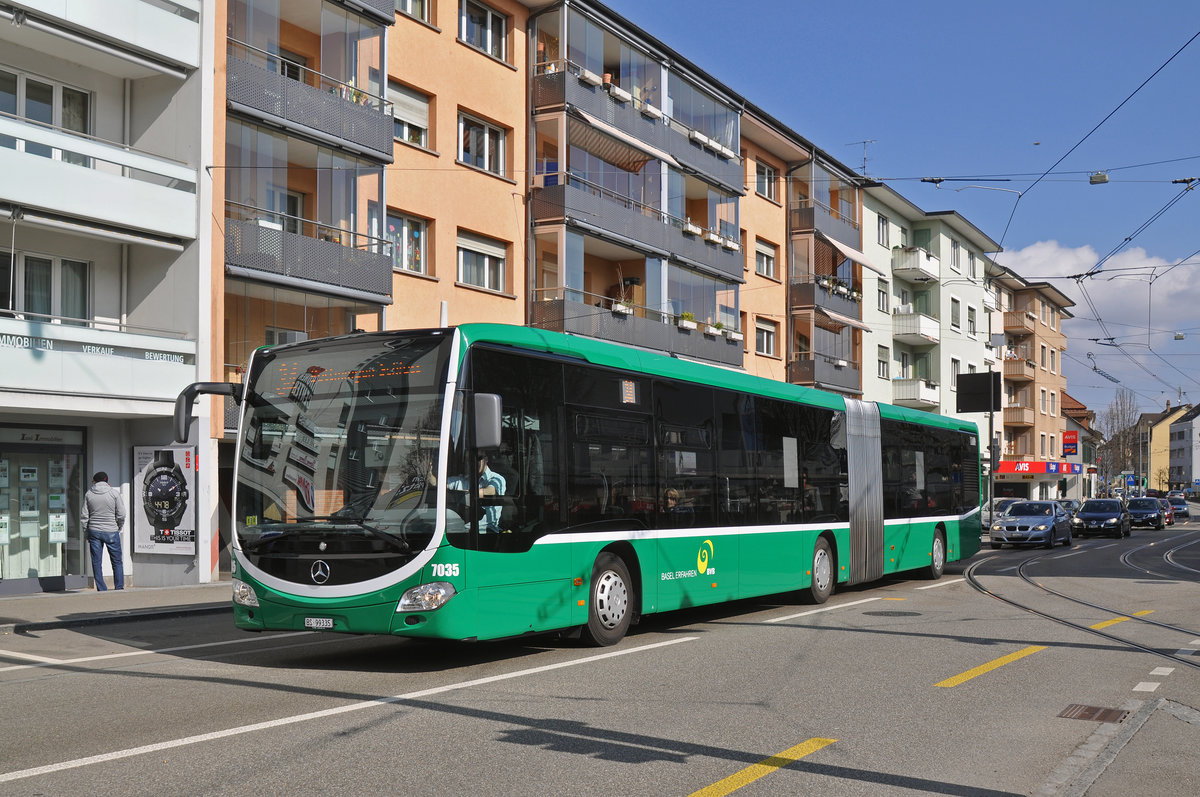 Mercedes Citaro 7035, auf der Linie 34, fährt zur Haltestelle beim Kronenplatz in Binningen. Die Aufnahme stammt vom.26.03.2016.