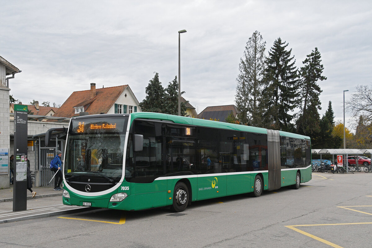 Mercedes Citaro 7035, auf der Linie 34, wartet am 01.11.2025 an der Endstation in Bottmingen.