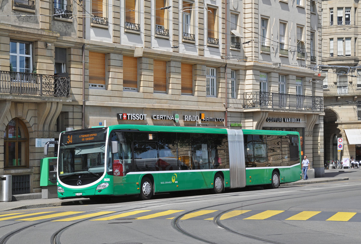 Mercedes Citaro 7036, auf der Linie 34, bedient die Haltestelle an der Schifflände. Die Aufnahme stammt vom 27.06.2016.