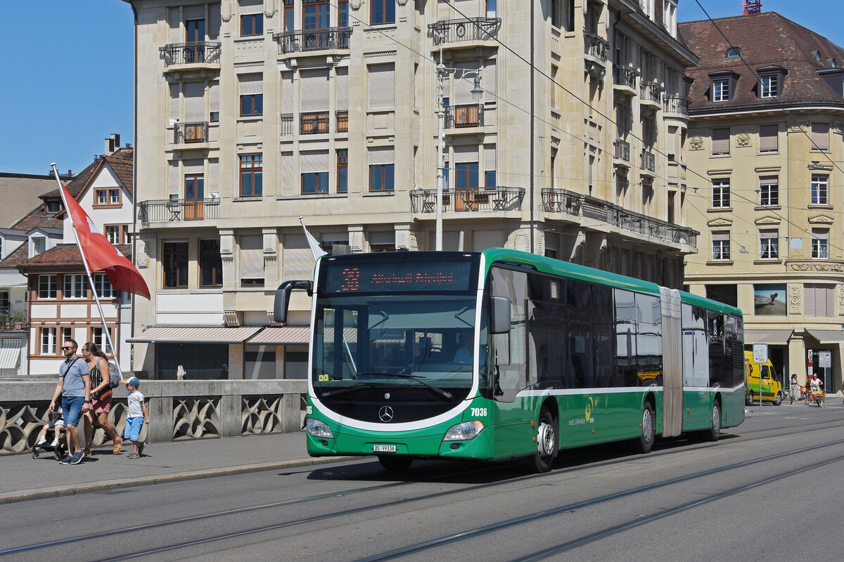 Mercedes Citaro 7036. auf der Linie 38, �berquert am 19.08.2026 die Mittlere Rheinbr�cke. Aufnahme Basel.