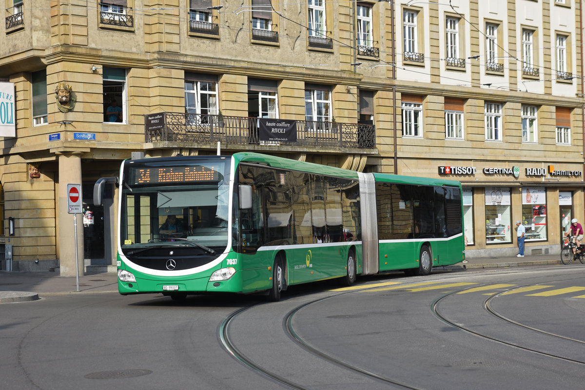 Mercedes Citaro 7037, auf der Linie 34, verlässt die Haltestelle an der Schifflände. Die Aufnahme stammt vom 08.08.2018.