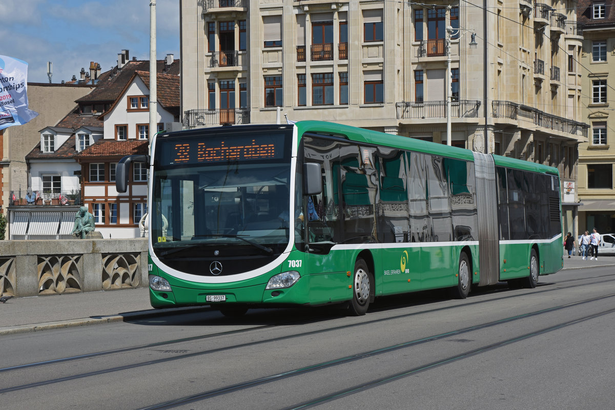 Mercedes Citaro 7037, auf der Linie 38, überquert die Mittlere Rheinbrücke. Die Aufnahme stammt vom 21.08.2019.