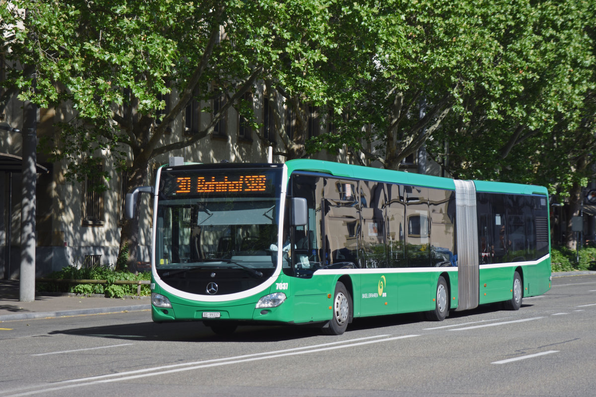 Mercedes Citaro 7037, auf der Linie 30, fährt zur Endstation am badischen Bahnhof. Die Aufnahme stammt vom 08.06.2019.