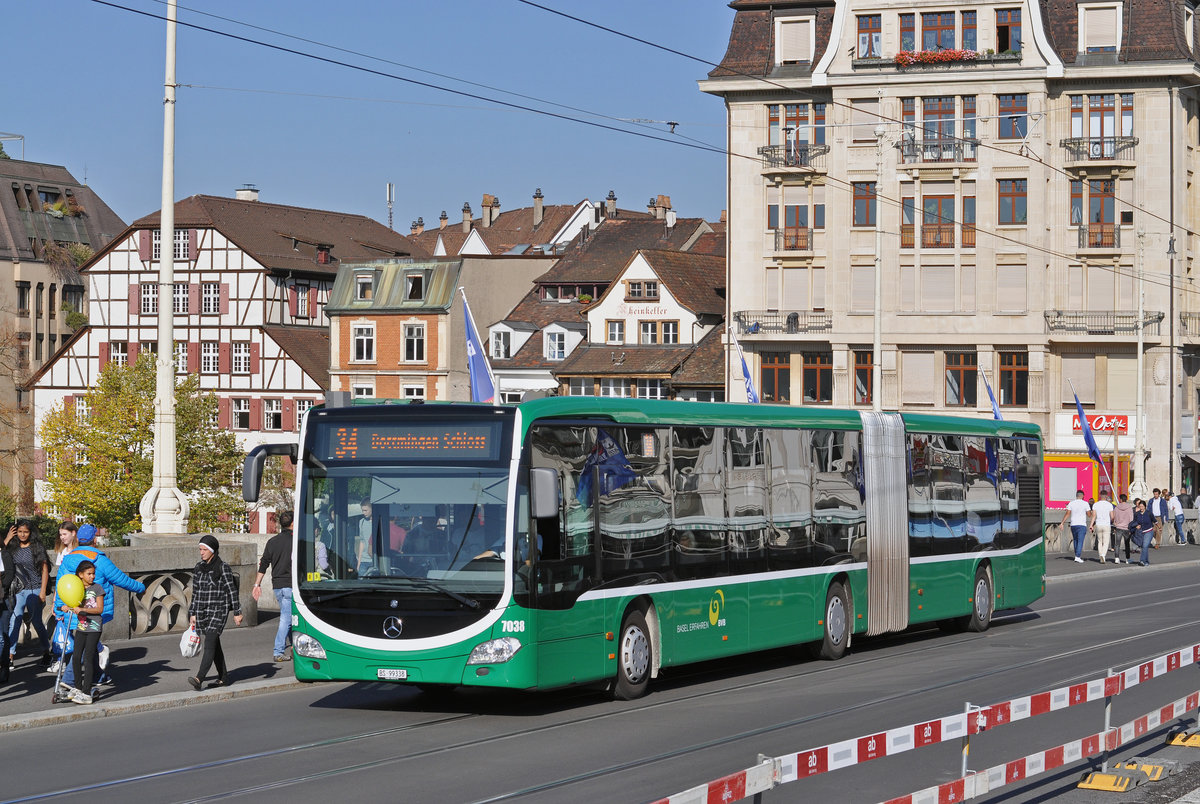 Mercedes Citaro 7038, auf der Linie 34, überquert die Mittlere Rheinbrücke. Die Aufnahme stammt vom 14.10.2017.
