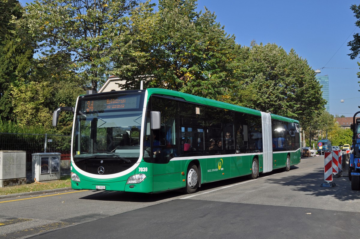 Mercedes Citaro 7039 auf der Linie 34 fährt zur Haltestelle am Rosengartenweg. Die Aufnahme stammt vom 02.10.2015.
