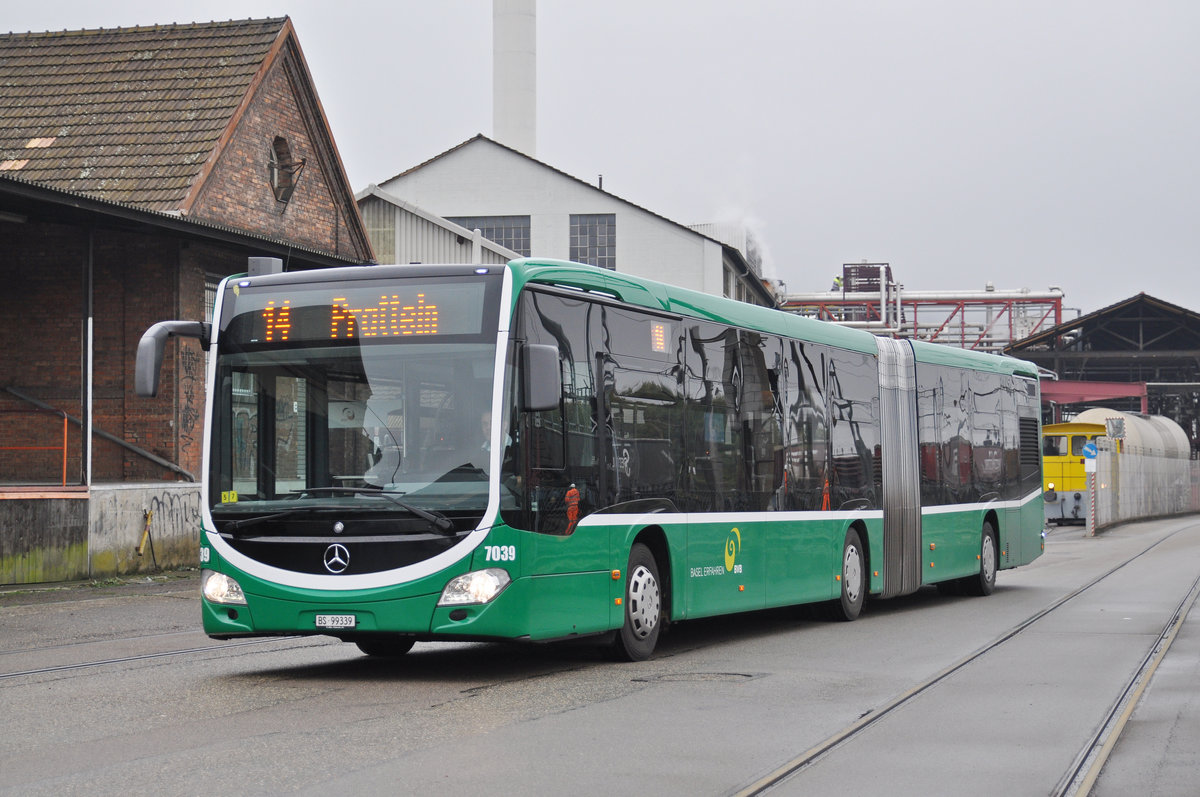 Mercedes Citaro 7039 steht als Tramersatz auf der Linie 14 im Einsatz. Hier fährt der Bus Richtung Bahnhof Pratteln. Die Aufnahme stammt vom 26.10.2016.