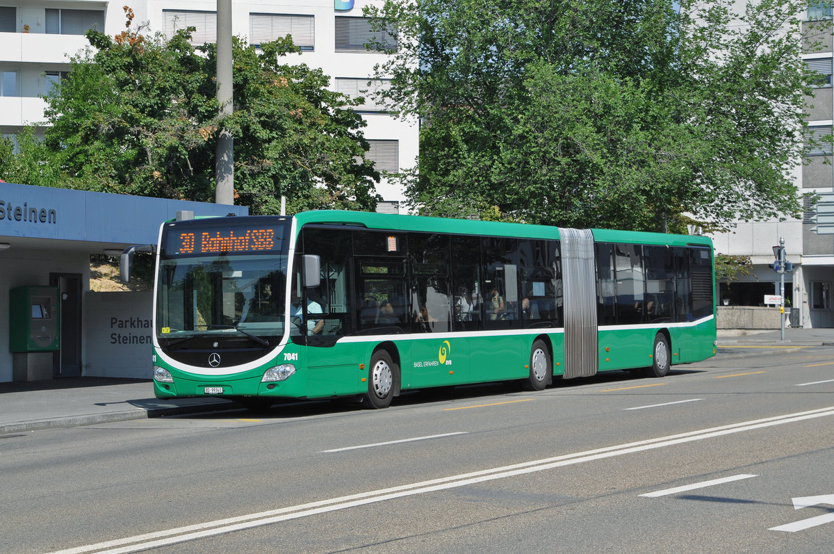 Mercedes Citaro 7041, auf der Linie 30, bedient die Haltestelle Steinenschanze. Die Aufnahme stammt vom 22.06.2017.