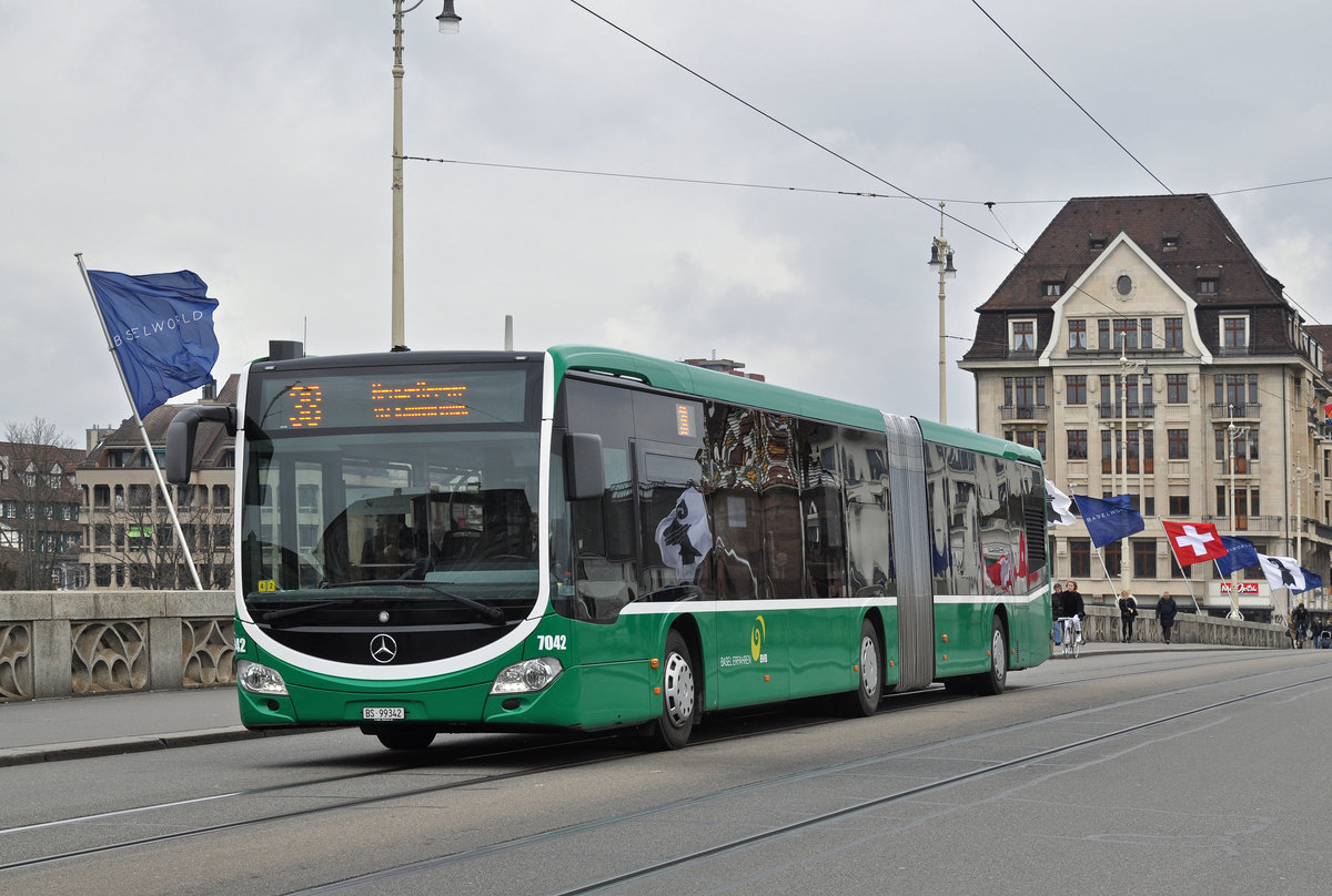 Mercedes Citaro 7042 auf der Linie 38 überquert die Mittlere Rheinbrücke. Die Aufnahme stammt vom 08.03.2016.