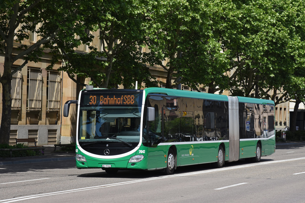 Mercedes Citaro 7042, auf der Linie 30, fährt zur Endstation am Badischen Bahnhof. Die Aufnahme stammt vom 25.05.2018.