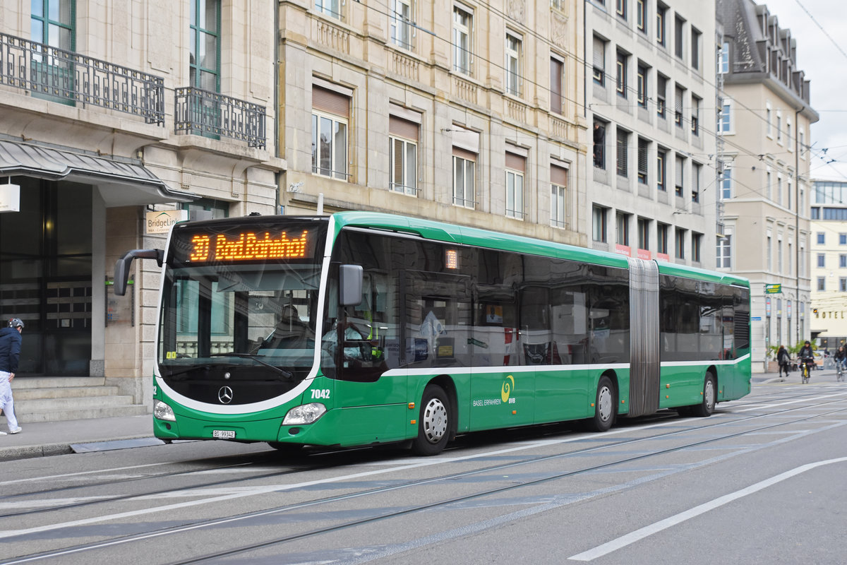 Mercedes Citaro 7042, auf der Linie 30, fährt Richtung Haltestelle Steinenschanze. Die Aufnahme stammt vom 12.11.2019.