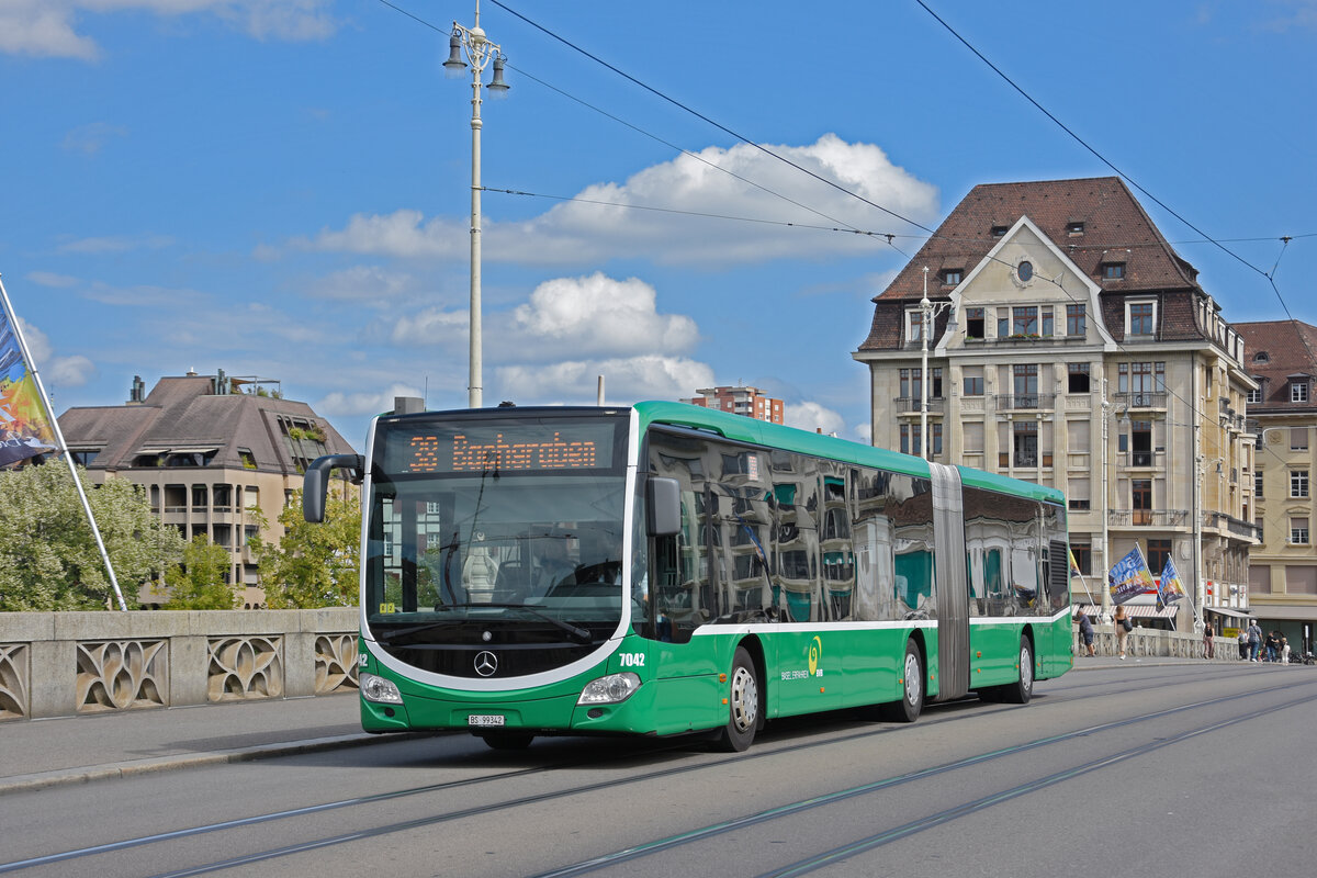 Mercedes Citaro 7042, auf der Linie 38, überquert am 07.09.2022 die Mittlere Rheinbrücke.