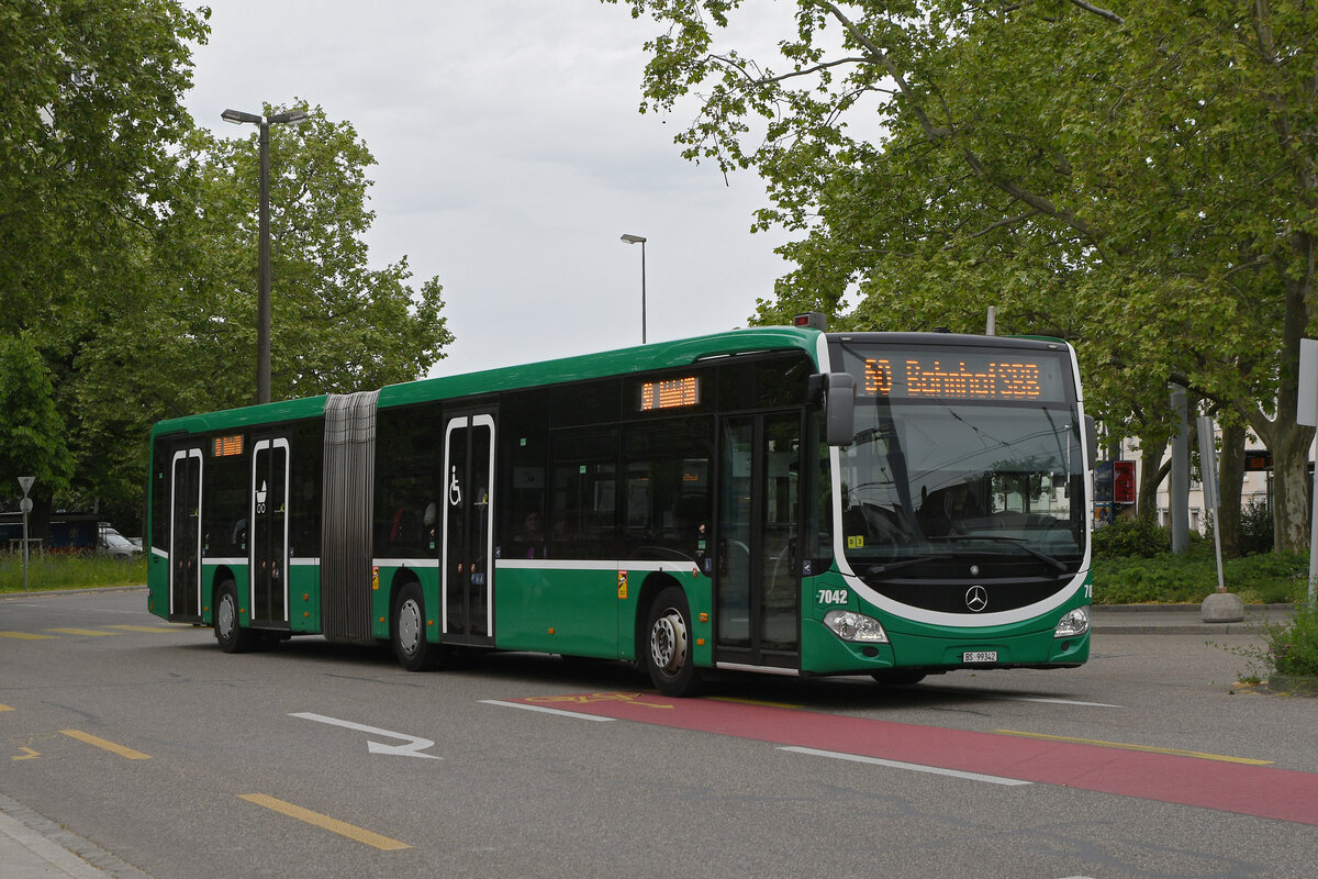 Mercedes Citaro 7042, auf der Linie 50, verl�sst am 04.05.2026 die Haltestelle Kannenfeldplatz. Aufnahme Basel.