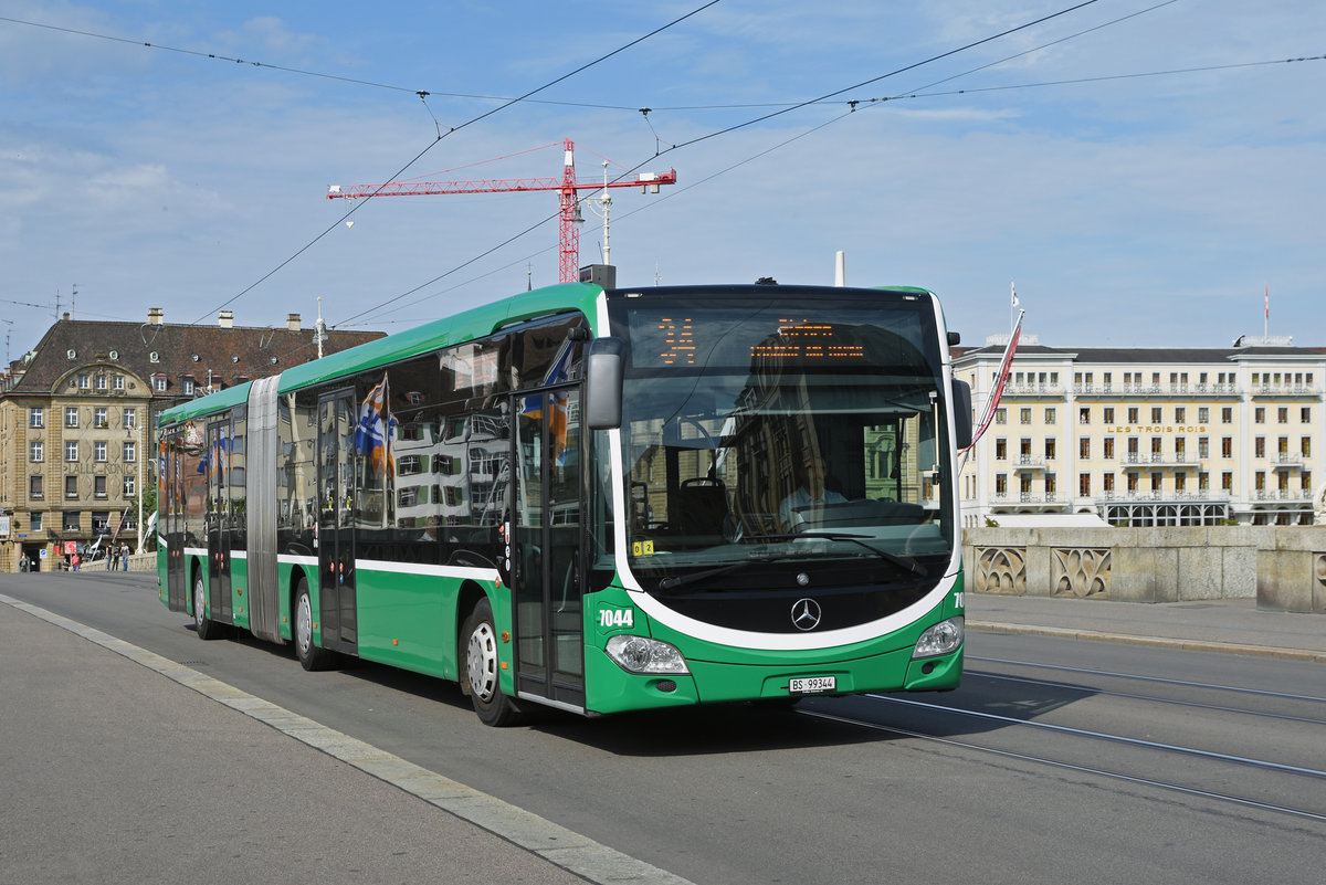 Mercedes Citaro 7044, auf der Linie 34, überquert die Mittlere Rheinbrücke. Die Aufnahme stammt vom 27.07.2019.