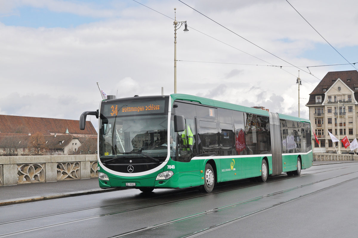 Mercedes Citaro 7045, auf der Linie 34, überquert die Mittlere Rheinbrücke. Die Aufnahme stammt vom 01.04.2018.