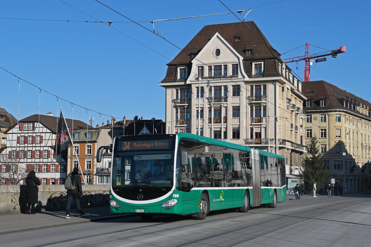 Mercedes Citaro 7045, auf der Linie 34, überquert am 05.01.2026 die Mittlere Rheinbrücke. Aufnahme Basel.