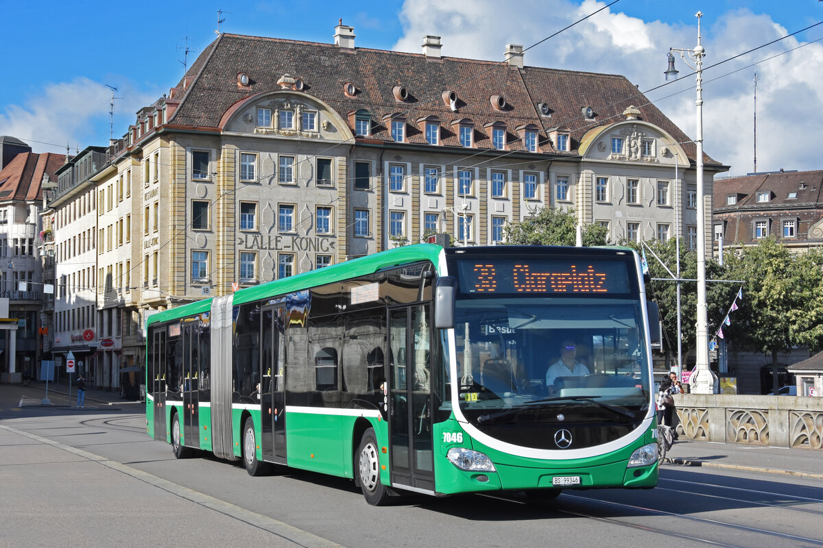 Mercedes Citaro 7046, auf der Linie 38, überquert die Mittlere Rheinbrücke. Die Aufnahme stammt vom 11.09.2022.