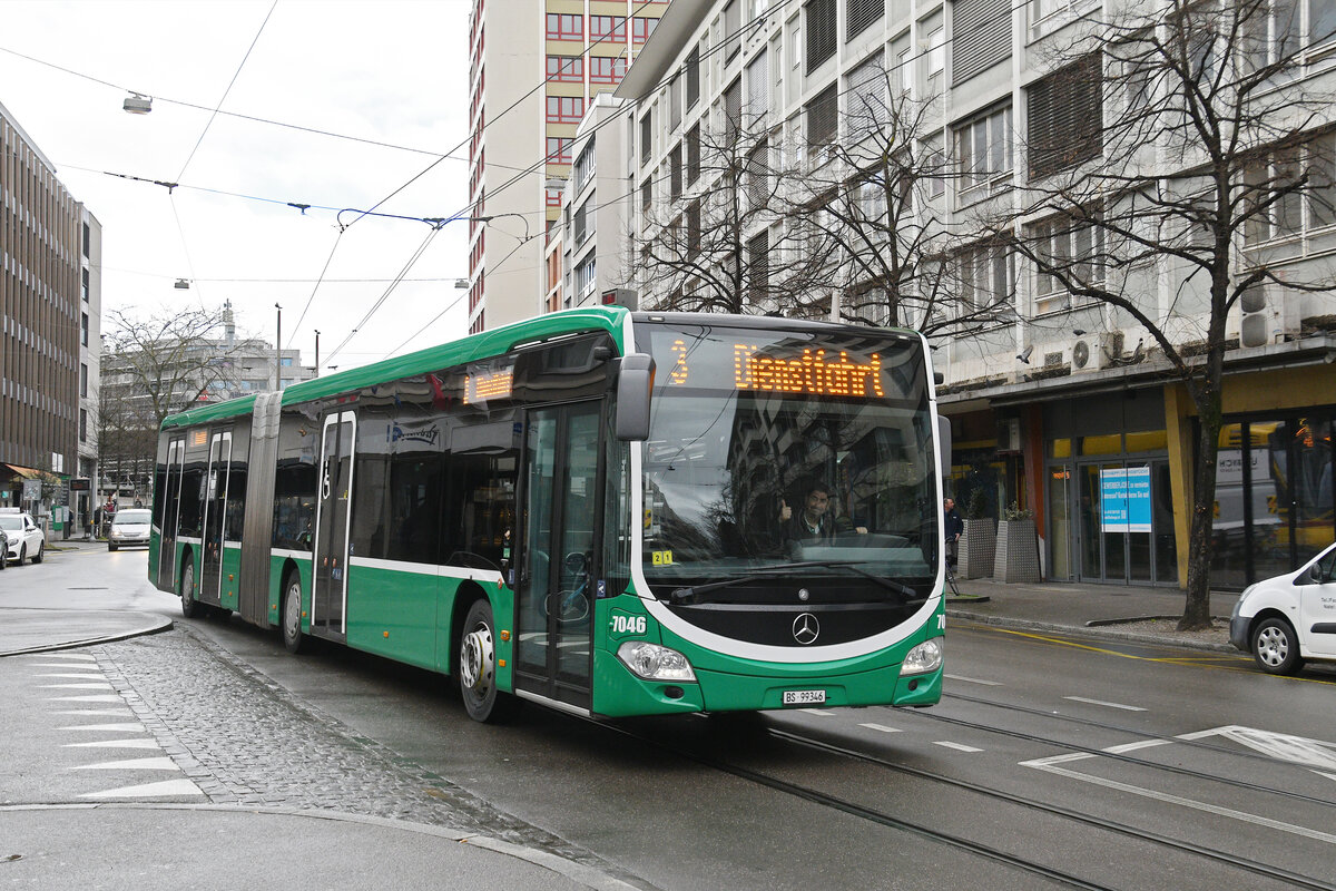 Mercedes Citaro 7046, auf der Tramersatzlinie 3, fährt am 16.02.2026 durch die Steinentorstrasse Richtung Haltestelle Barfüsserplatz. Aufnahme Basel.